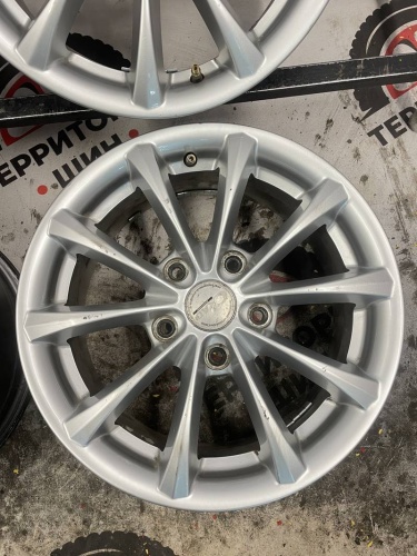 Литые  R15 5х114.3 ЦО66.1 ЕТ52 6.5J