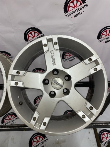 Литье MOMO R17 5*114,3 ЦО 71,5 ЕТ38 8J