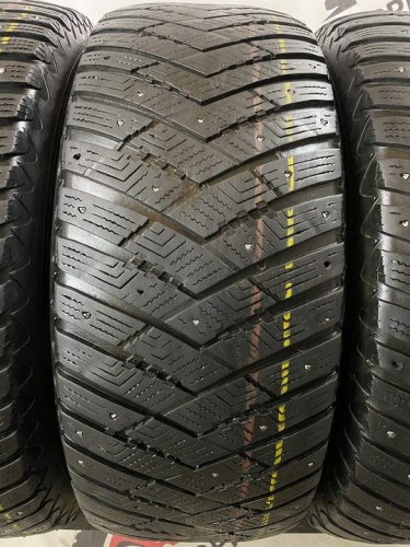 GoodYear UltraGrip IceArctic SUV 4X4 R18 285/60