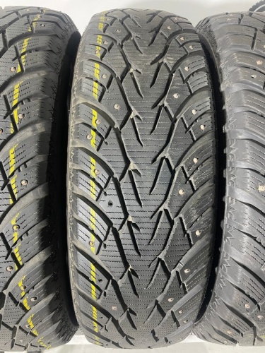 Royal Black Royal Stud R16 215/70