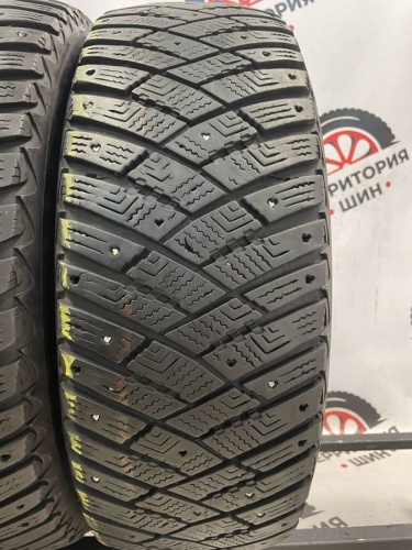 Goodyear UltraGrip Ice Arctic SUV 215/65 R16