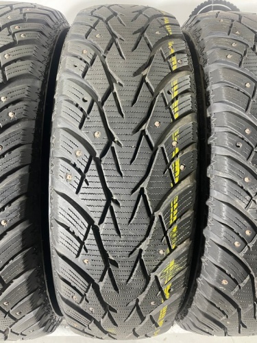 Royal Black Royal Stud R16 215/70